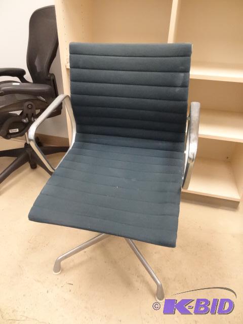 lot 7 image: Herman Miller Eames Aluminum Frame Office Cha...