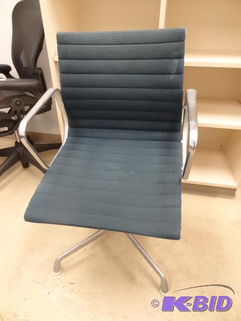 lot 8 image: Herman Miller Eames ALuminum Frame Office Cha...