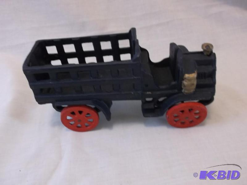 Collectable cast iron toy truck measuring 7 1...