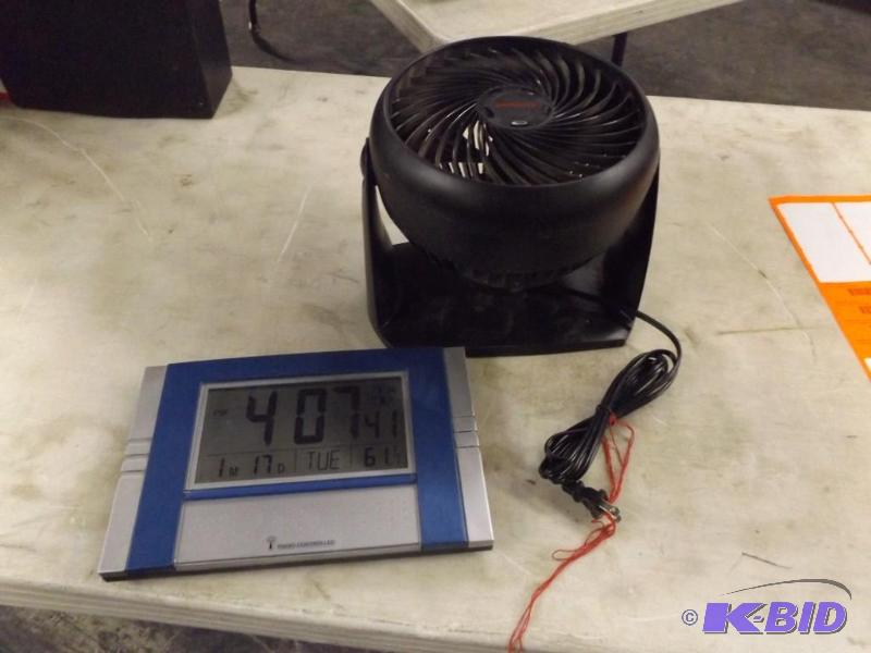 lot 253 image: Personal Fan, Modern Wall Clock Calendar
