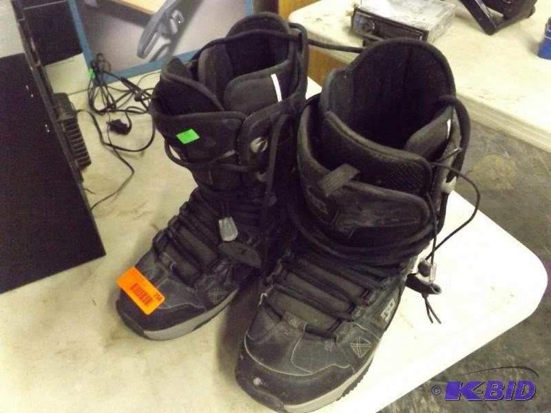 lot 256 image: DC Shoe Company Snow Boots