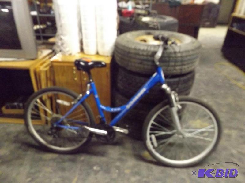 lot 302 image: Schwinn ladies blue bicycle - great condition