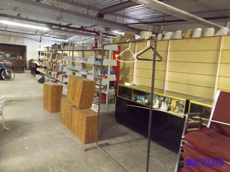 lot 316 image: Clothing Rack