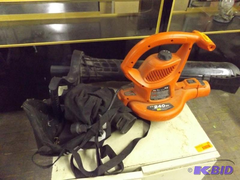 lot 324 image: Black and Decker leaf blower
