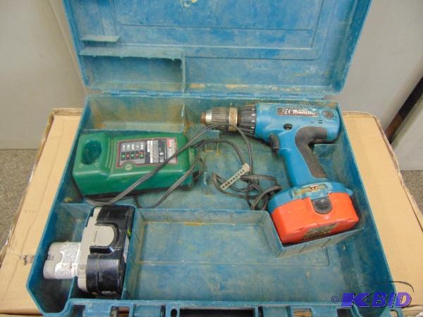 lot 32 image: Makita&nbspCordless Drill    Includes 2...