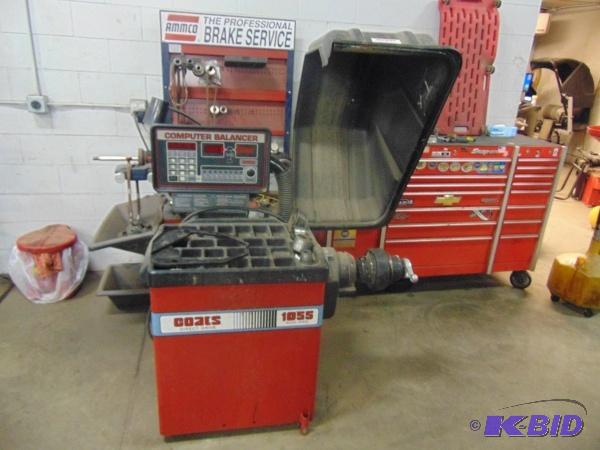 lot 61 image: Coats 1055 Direct Drive Wheel Balancer   Mode...