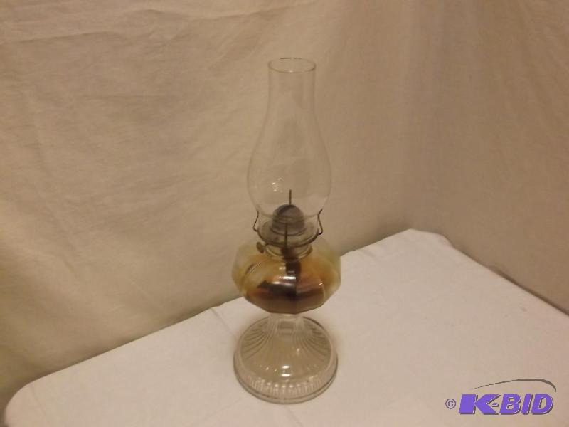 lot 17 image: Vintage oil lamp....