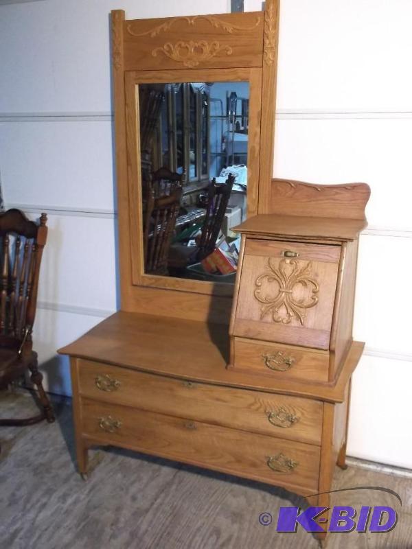 lot 5 image: Vintage oak gentlemen 2 drawer dresser with h...