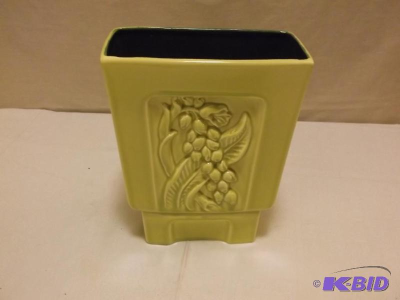 lot 61 image: Large collectable Red Wing vase measuring 6 3...