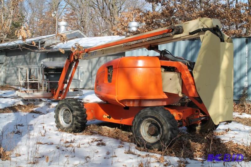 lot 3 image: JLG Articulating Boom Lift Model # 600 AJ Ser...