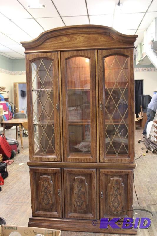 lot 1 image: Broyhill Illuminated 2 Piece China Hutch