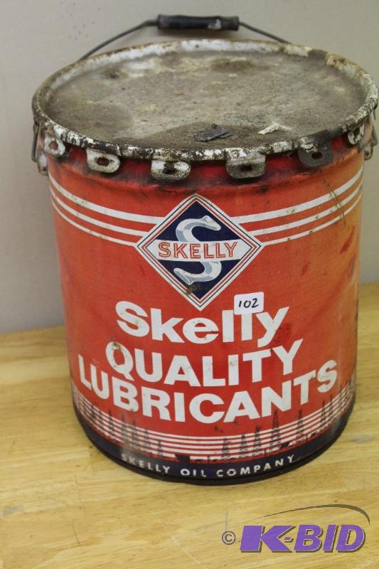 lot 102 image: Skelly Quality Lubricants&nbspVintage 5 Gall...