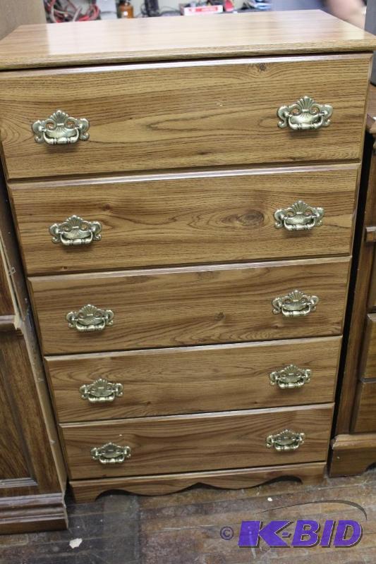 lot 2 image: Perdue 5 Drawer Dresser