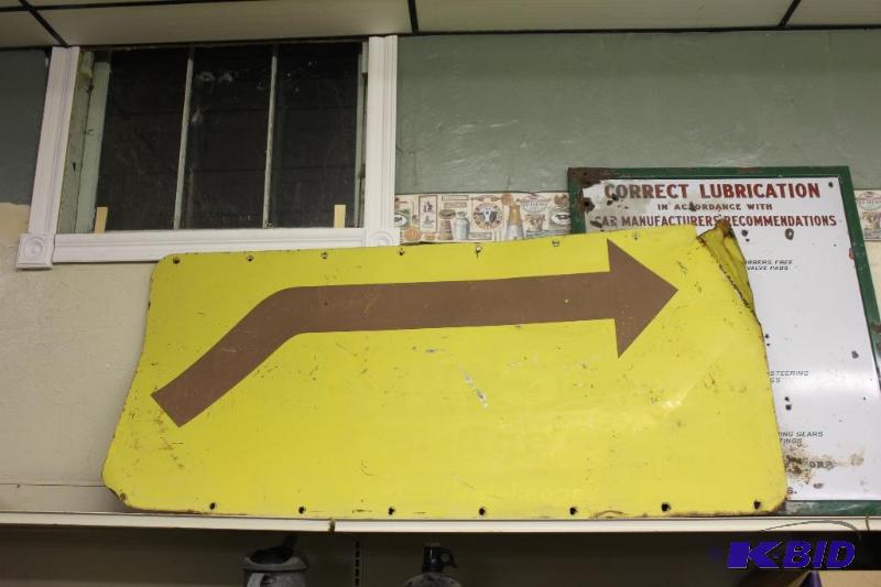 lot 251 image: Large Arrow Sign, Tin ...