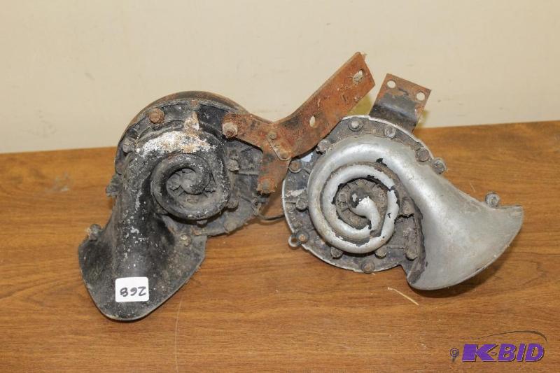 lot 268 image: Pair of Vintage&nbspAutomobile Horns ...