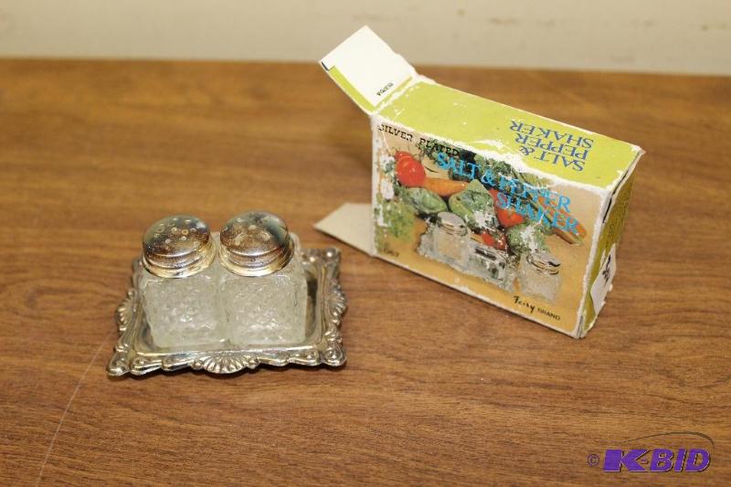 lot 304 image: Vintage Silver Plated Salt and Pepper Shaker ...