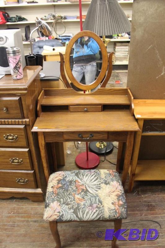 lot 4 image: Vintage Style Bedroom Vanity with Stool, Exce...