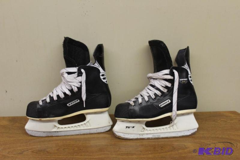 lot 45 image: Bauer Impact 100 Hockey Skates, no size on th...