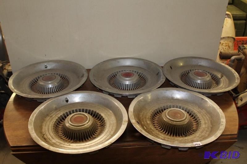 lot 456 image: Vintage Pontiac Hubcaps, Set of 5   Exc...
