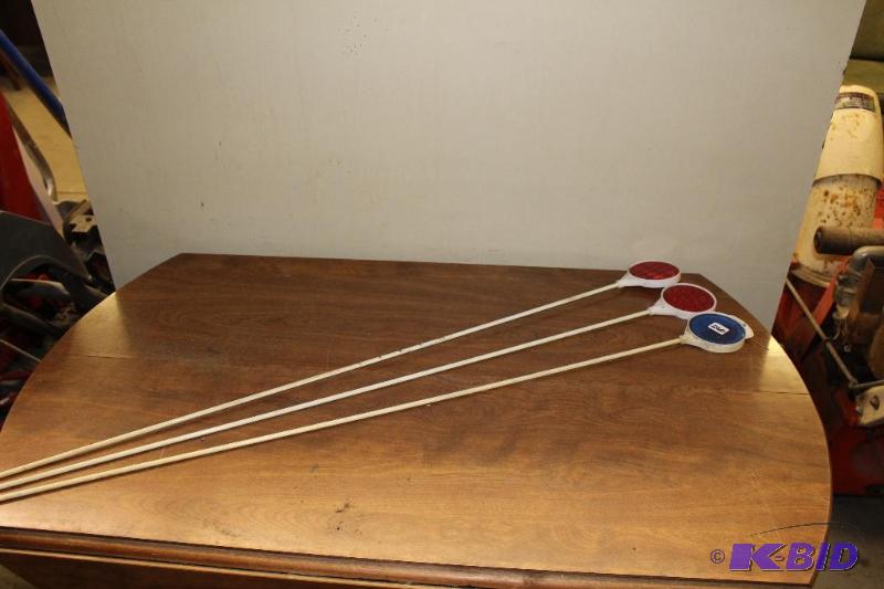 lot 460 image: 3 Reflective Driveway Markers ...