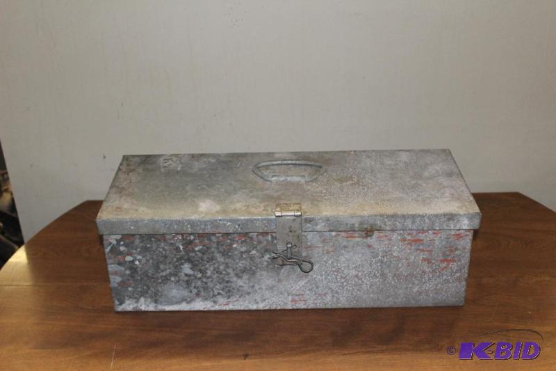 lot 465 image: Vintage Toolbox ...