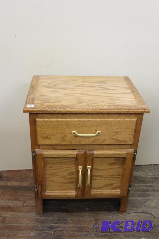 lot 9 image: Solid Wood End Table, Home Made, Great Condit...