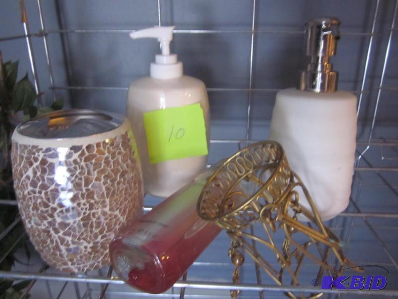 Lot with soap dispensers and other bathroom i...