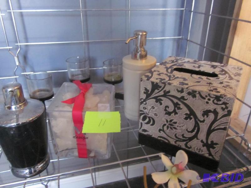 Lot of decorative bathroom or other room item...