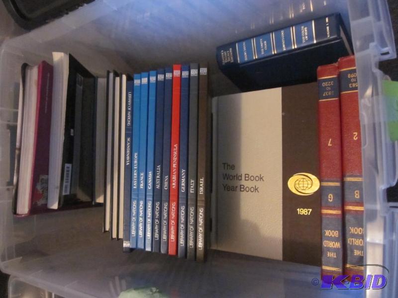 Lot of decorative coffee table and bookshelf ...