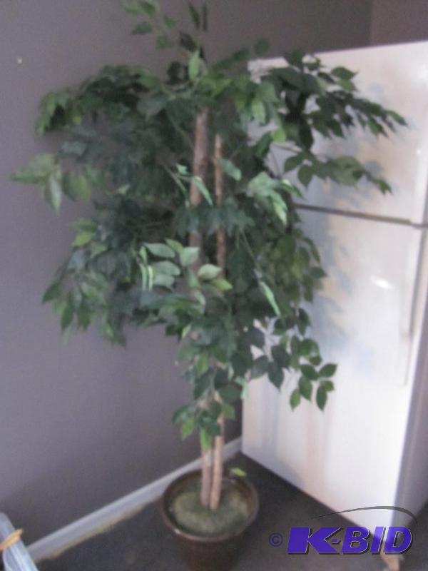 Artificial tree in ceramic base.&nbsp  &nbsp...