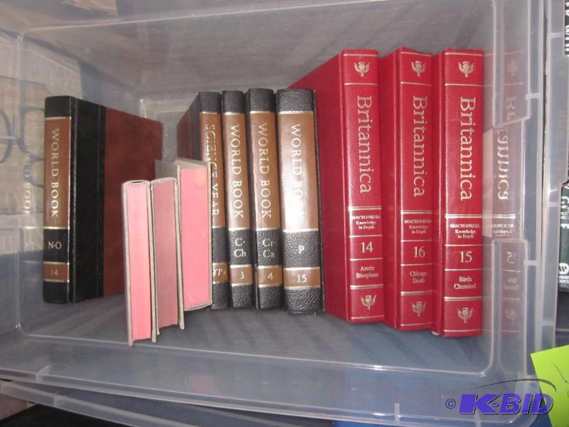 Lot of decorative coffee table and bookshelf ...