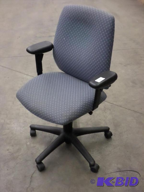 lot 14 image: Adjustable Rolling Office Chair...