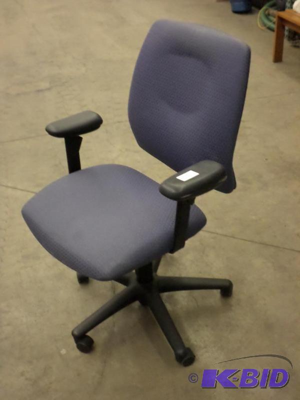 lot 15 image: Adjustable Rolling Office Chair...