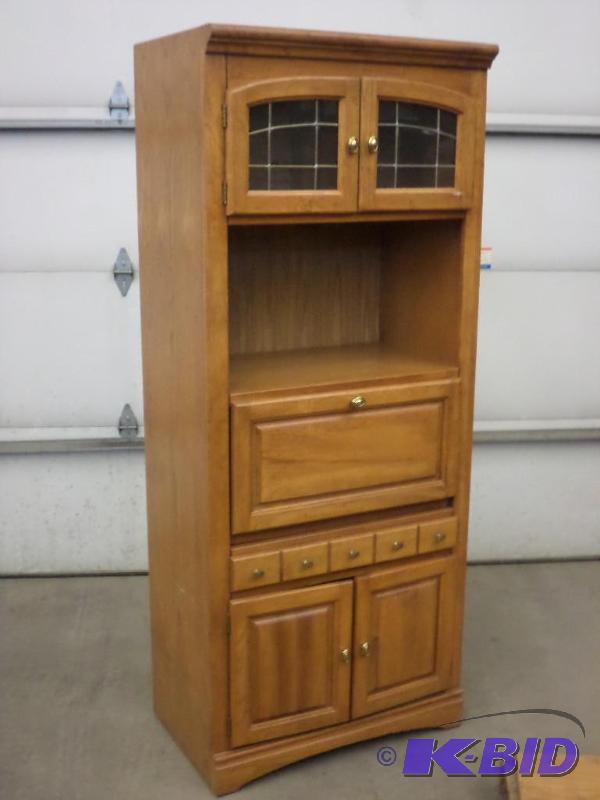 lot 17 image: Oak Hutch With 120Volt Lighting, Leaded Glass...