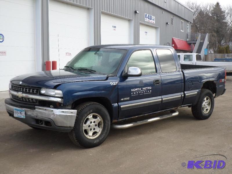 lot 2 image: 2001 Chevrolet Silverado LS 1500, Z71 4x4 Off...