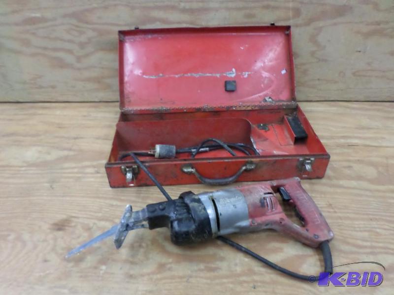 lot 86 image: Milwaukee Heavy Duty 120Volt Sawzall, Works...