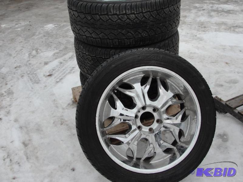 lot 7 image: Chromed Aluminum Wheels with P305 45R22
