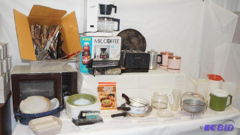 lot 105 image: Large Lot of Kitchen Items