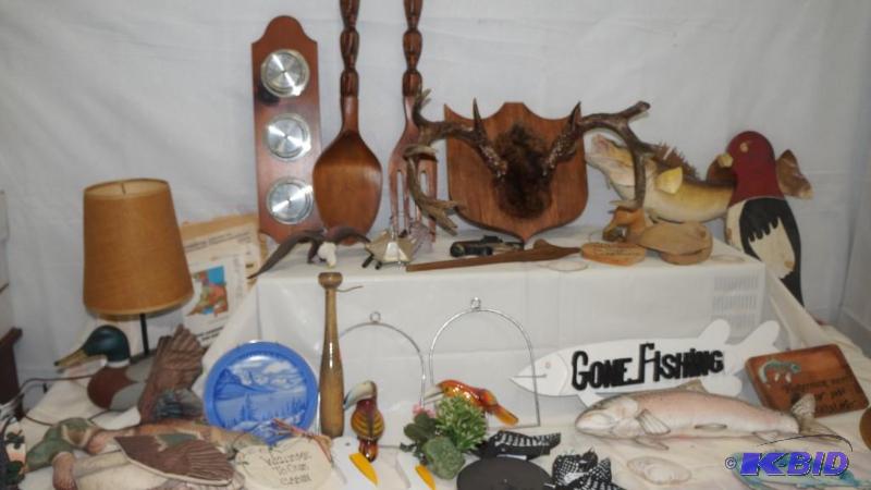 lot 109 image: Large Lot of Cabin Decor