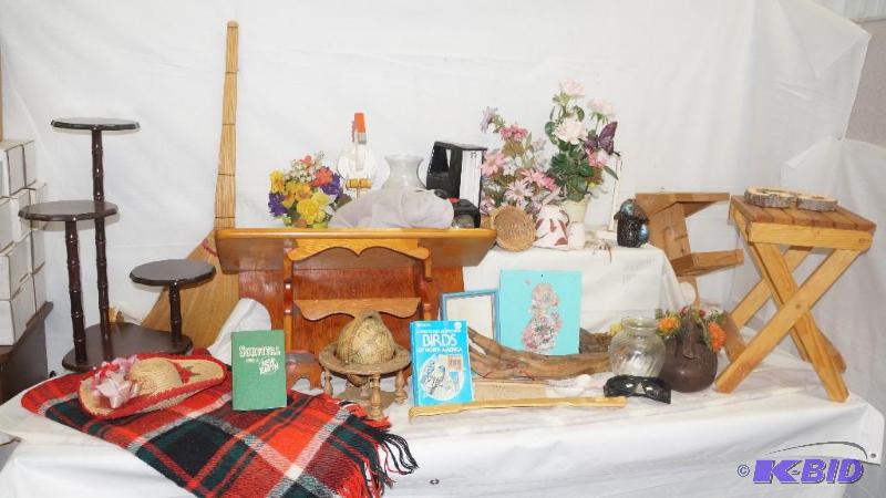 lot 110 image: Large Lot of Cabin & Home Decor