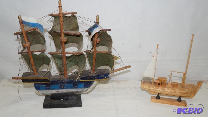 lot 111 image: Set of 2 Ships