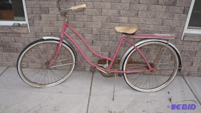 lot 12 image: Vintage Wards Mesinger Hawthorne Girls Pink Bicycle