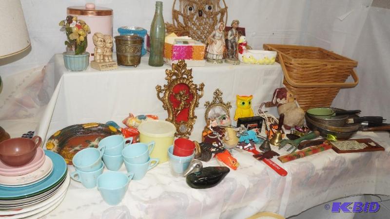 lot 125 image: Large Lot of Vintage Items