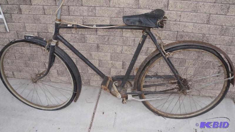 lot 18 image: Vintage Huffy Mens Bike