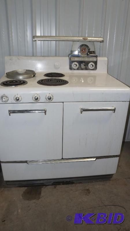 lot 19 image: Vintage Electric General Motors Frigidaire Stove