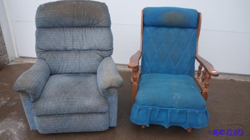 lot 4 image: Set of 2 Chairs