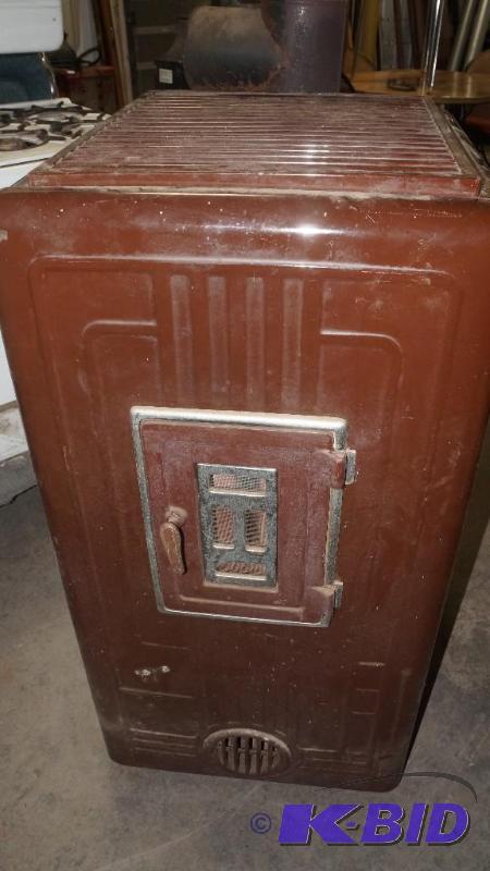 lot 41 image: Vintage Siegler Enamel Range Company Stove