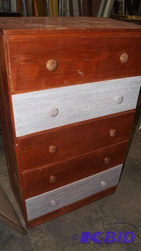 lot 45 image: 5 Drawer Dresser
