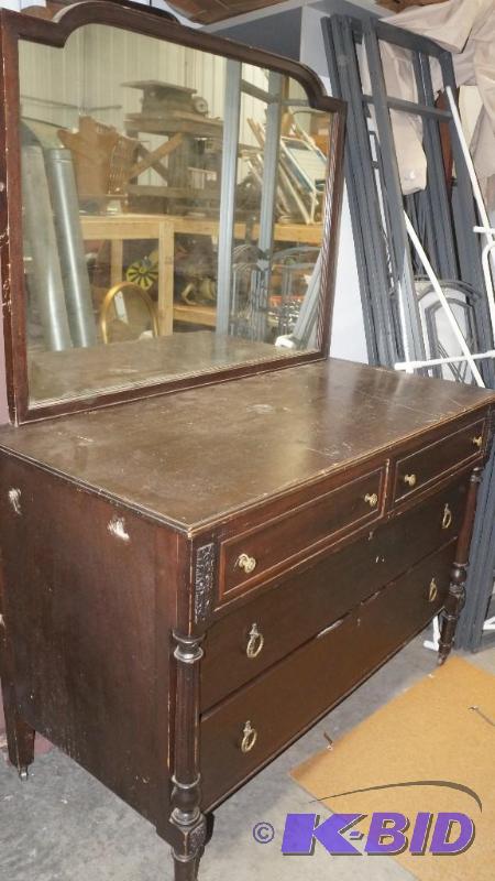 lot 48 image: Vintage 4 Drawer Dresser with Mirror