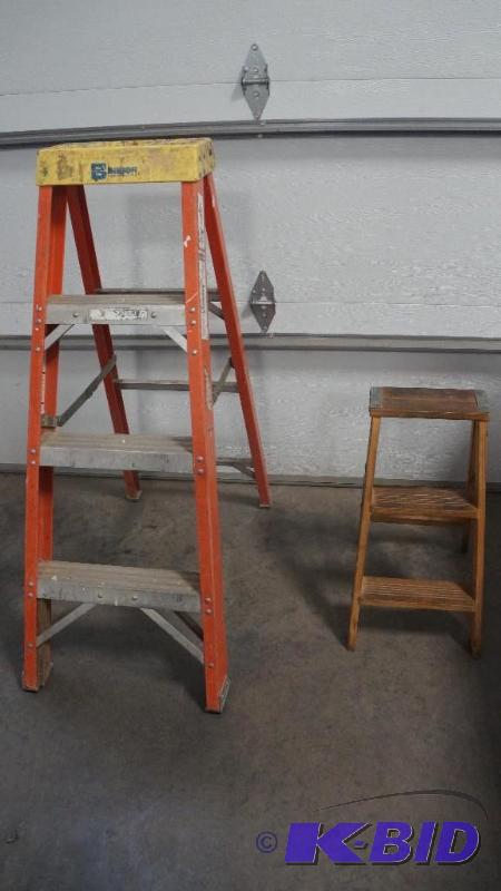 lot 60 image: Bauer Fiberglass Ladder & Wood Ladder